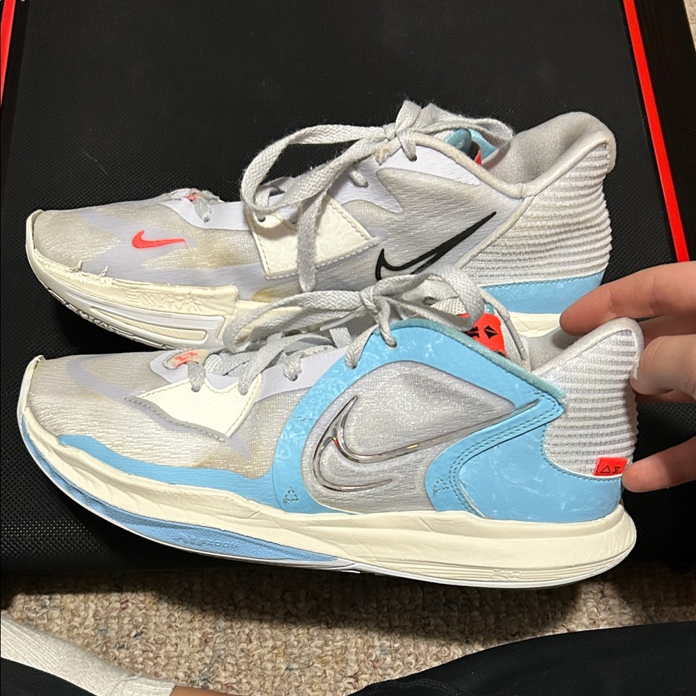 Basketball shoes - White and Blue - Picture 2 of 5